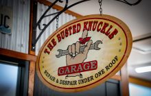 バステッド・ナックル・ガレージ（The Busted Knuckle Garage）看板