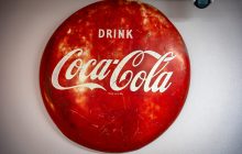 コカ・コーラなどレトロ看板が並ぶお洒落な休憩スペース｜就労継続支援B型